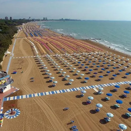 Charming Three-room With Terrace With Deckchairs And Side Sea View Lejlighed