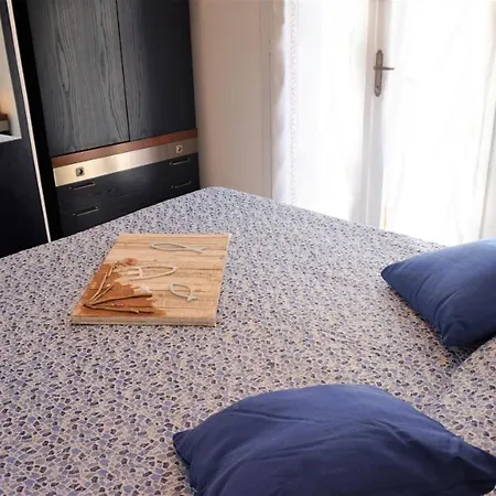 Charming Three-room With Terrace With Deckchairs And Side Sea View *